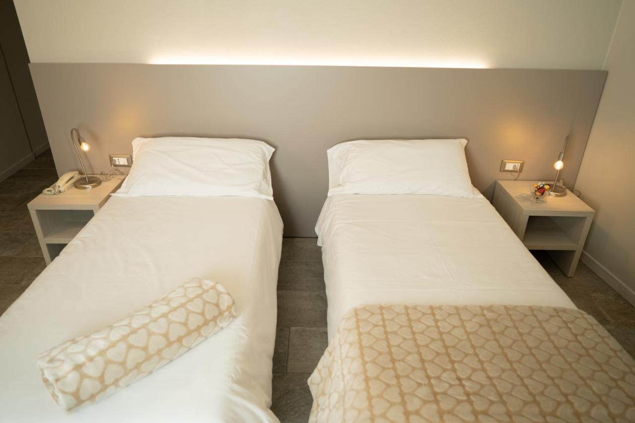 Hotel Europa Dossobuono Exteriör bild
