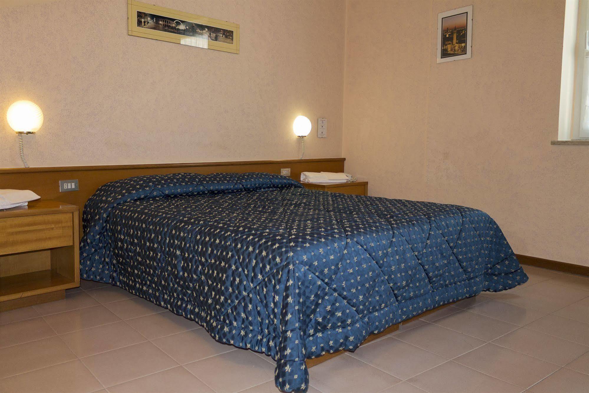 Hotel Europa Dossobuono Exteriör bild